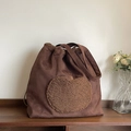 Borsa tote in ecopelle scamosciata marrone con toppa a mela e coulisse di chiusura - Stile con Toppa a Mela / Marrone
