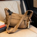 Borsa a tracolla marrone in nylon con dettaglio in perle di legno su un sedile - Marrone con ciondolo