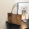 Borsa tote in camoscio marrone con ciondolo in peluche e spalline sottili da donna - Marrone con ciondolo