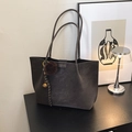 Borsa tote in pelle scamosciata grigio scuro con ciondolo a pompon e toppa in pelle finta - Ebano con Ciondolo