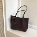 Grande borsa tote marrone minimalista in pelle microfibra con ciondolo a pompon decorativo - Caffè con Ciondolo