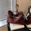 Grande borsa tote in pelle scamosciata bordeaux con cinturino decorativo in cuoio - caffè