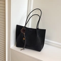 Grande borsa tote nera opaca con ciondolo di peluche marrone e dettaglio intrecciato - Nero con ciondolo