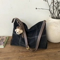 Détail du sac cabas en daim noir avec surpiqûres blanches et charm ours en peluche - Avec Pendentif / Noir