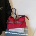 Elegante borsa tote in pelle scamosciata bordeaux con tracolla in pelle e fibbia metallica - Rosso