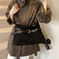 Elegante borsa tote in pelle scamosciata nera con fibbia argentata e tracolla regolabile - Nero