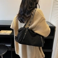 Sac sous le bras minimaliste en daim noir avec bretelles dorées réglables - Noir