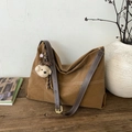 Vue détaillée du sac cabas marron avec surpiqûres blanches et breloque ours en peluche - Avec Pendentif / Marron
