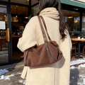 Sac à épaule en cuir givré marron avec détails dorés et bandoulières réglables vintage - café