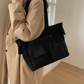Grande borsa tote in velluto a coste nero con tasche cargo e tracolla larga - Nero