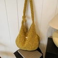 Elegante borsa a spalla in maglia felpata giallo senape con dettagli a nodo e texture - Giallo