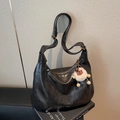 Borsa Hobo nera in pelle oleata con ciondolo a pecora su libro di design - Nero