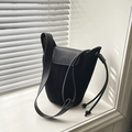 Schwarze Beuteltasche aus mattem Wildleder mit Lederdetails und Kordelzug - Schwarz