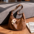 Borsa tote retrò in pelle PU marrone scuro con logo AEM e ciondolo a leoncino - Marrone