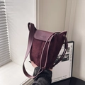 Burgunderfarbene Eimer-Tasche aus Wildleder mit Leder-Spleißen und Kordelzug - Burgunderrot