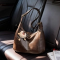 Borsa hobo in pelle testa di moro con tracolla regolabile e ciondolo a forma di pecora - caffè