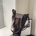 Dunkelkaffeebraune Beuteltasche aus Wildleder-Imitat mit Leder-Details und Trageriemen - Braun
