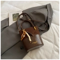 Donkerbruine patchwork emmer tas van suède met houten kralen hanger en riem - Suède Koffie