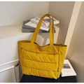 Detail der gelben Stepp-Tote-Bag mit gepolsterter Nylon-Textur und breitem Schultergurt - Gelb