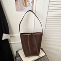 Detail einer dunkelbraunen matten Leder-Eimertasche mit Kordelzugverschluss - Braun