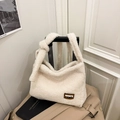 Borsa a tracolla in pelliccia di peluche crema con patch in pelle sul trolley - Bianco Sporco
