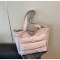 Detail der gesteppten Tragetasche in Mauve aus Nylon mit Faltenstruktur und Puffer-Design - Rosa