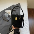 Sac seau chic en noir mat avec détails dorés posé sur des tissus neutres élégants - Noir sans Pendentif