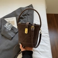 Sac seau vintage marron foncé avec finition mate et détails de fermoir dorés - Café sans pendentif