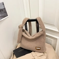 Borsa a tracolla marrone in pile teddy con patch TXBD su una valigia da viaggio - Cachi
