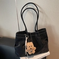 Borsa tote nera con cuciture a contrasto bianche e ciondolo a forma di cane di peluche - Nero