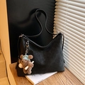 Bolso tote negro de cuero grabado con colgante de osito y correas de hombro finas - Negro con colgante