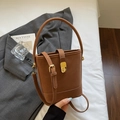 Sac seau marron grainé litchi avec boucle dorée et bandoulière réglable au style rétro - Brun Sans Pendentif