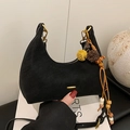 Bolso de hombro negro en forma de media luna con borla y herrajes dorados - Con Colgante / Negro