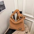 Borsa a tracolla marrone in ecopelliccia con patch TXBD per outfit autunno-inverno - Marrone