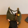 Bolso bandolera de media luna verde oscuro en ante con borla étnica y cremallera - Con Colgante / Verde