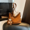 Bolso tote marrón oscuro con flores en relieve, colgante de oso y correas largas - Marrón con colgante