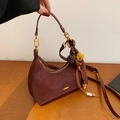 Bolso hobo de gamuza burdeos con herrajes dorados y un colgante étnico de cuentas - Con Colgante / Burdeos