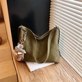 Bolso tote vintage verde oliva con relieve y un tierno colgante de oso marrón - Verde con Colgante