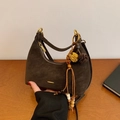 Bolso hobo de ante sintético marrón oscuro con borla étnica de cuentas de madera - Con Colgante / Marrón