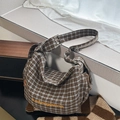 Μεγάλη ρετρό τσάντα hobo από καμβά με καρό σχέδιο σε καφέ και γκρι με πορτοκαλί κέντημα - Γκρι Καρό