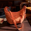 Karamell-orangefarbene Nylon-Halbmondtasche mit breitem Gurt und THREE-Logo-Detail - Orange