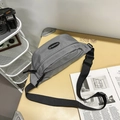 Verstelbare grijze geruite crossbodytas met merkpatch voor casual stedelijke fietsstijl - Grijs