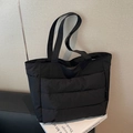 Große schwarze gesteppte Puffer-Tragetasche mit breiten Trägern im minimalistischen Stil - Schwarz