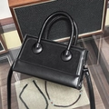 Sac à bandoulière carré noir minimaliste avec patchwork en daim et détails argentés - Noir
