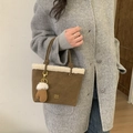 Sac seau en daim marron avec bordure en laine de mouton et breloque gant chic - Marron