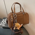 Braune Wildleder-Boston-Handtasche für Damen mit zwei Griffen und Baseball-Anhänger - Braun mit Anhänger
