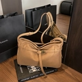 Bolso tote vintage de cuero sintético mate color camello con hebilla y correa ajustable - Marrón