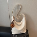 White faux leather hobo bag with adjustable strap and cute brown plush bear pendant - With Charm / Off-white