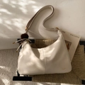 Minimalistische cremeweiße Hobo-Schultertasche aus Leder mit Plüschball und Quastenanhänger - Mit Anhänger / Weiß