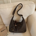 Dunkelbraune Hobo-Schultertasche mit Kontrastnähten und Vintage-Anhänger-Detail - Mit Anhänger / Ebenholz